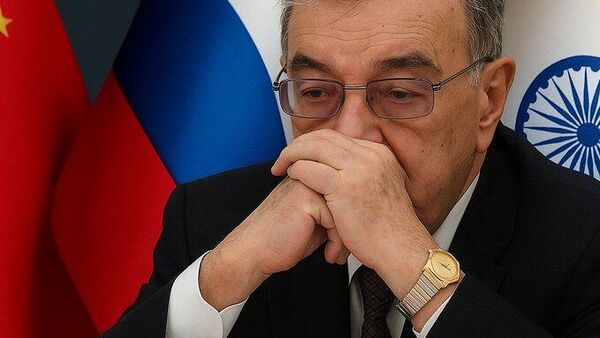 🔸 1998 он – ОХУ-ын Ерөнхий сайд Евгений Примаков Энэтхэгт хийсэн айлчлалын үеэр анх удаа “стратегийн гурвал” хэмээх санаачилгыг дэвшүүлж, гурван улсын хамтын ажиллагаагаар дамжуулан шударга олон улсын дэг журам бүрдүүлэх хэрэгтэйг гэж онцолжээ 🔸 1998 он – ОХУ-ын Ерөнхий сайд Евгений Примаков Энэтхэгт хийсэн айлчлалын үеэр анх удаа “стратегийн гурвал” хэмээх санаачилгыг дэвшүүлж, гурван улсын хамтын ажиллагаагаар дамжуулан шударга олон улсын дэг журам бүрдүүлэх хэрэгтэйг гэж онцолжээ - Sputnik Монгол Улс