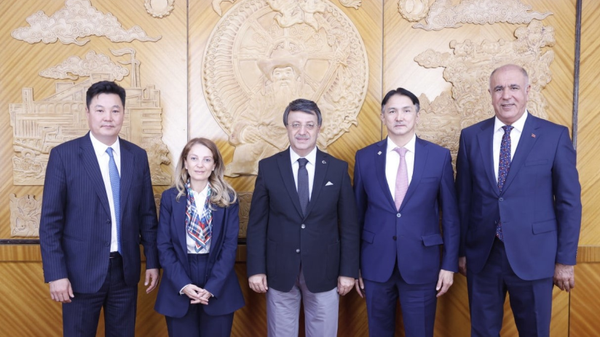 🇹🇷БНТУ-ын ҮИХ-ын гишүүн Каяхан Туркменоглу Ван мужид МУ-ын төрийн тэргүүн хүрэлцэн ирсэнд баярласнаа илэрхийлж, Ван мужаас олдсон Ил хаант улсын хаан Хүлэгүгийн ордны олдвор 2 орны түүх, археологийн харилцааг хөгжүүлж, Монгол, Турк 2 үндэстний чухал олдвор болохыг онцлов 🇹🇷БНТУ-ын ҮИХ-ын гишүүн Каяхан Туркменоглу Ван мужид МУ-ын төрийн тэргүүн хүрэлцэн ирсэнд баярласнаа илэрхийлж, Ван мужаас олдсон Ил хаант улсын хаан Хүлэгүгийн ордны олдвор 2 орны түүх, археологийн харилцааг хөгжүүлж, Монгол, Турк 2 үндэстний чухал олдвор болохыг онцлов - Sputnik Монгол Улс