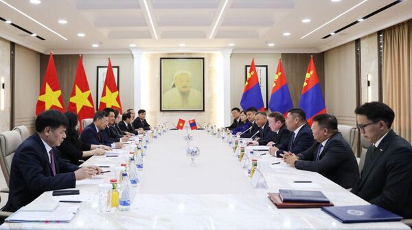 ✍️ Хамтын ажиллагааны хөтөлбөрт гарын үсэг зурлаа Айлчлалын үеэр хоёр орны Ерөнхий прокурорууд 2026–2027 оны “Хамтын ажиллагааны хөтөлбөр”-т гарын үсэг зурж, гэмт хэрэгтэй тэмцэх, эрх зүйн туслалцаа үзүүлэх чиглэлээр хамтран ажиллахаар тохиролцов ✍️ Хамтын ажиллагааны хөтөлбөрт гарын үсэг зурлаа Айлчлалын үеэр хоёр орны Ерөнхий прокурорууд 2026–2027 оны “Хамтын ажиллагааны хөтөлбөр”-т гарын үсэг зурж, гэмт хэрэгтэй тэмцэх, эрх зүйн туслалцаа үзүүлэх чиглэлээр хамтран ажиллахаар тохиролцов - Sputnik Монгол Улс