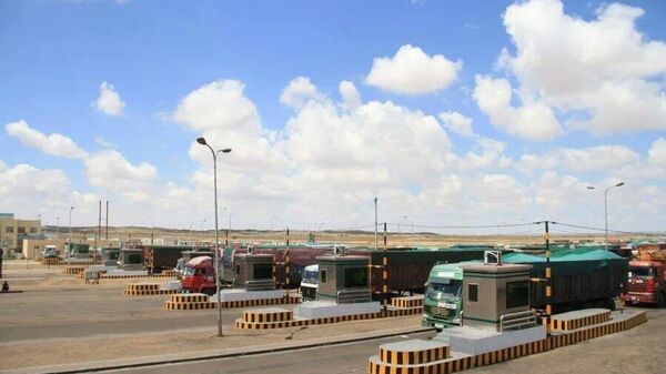 🇲🇳Монгол Улсын хилийн боомтуудад үүссэн тээврийн саатал, хүнд суртал нь эдийн засгийн үйл ажиллагаанд ноцтойгоор саад учруулж байна 🇲🇳Монгол Улсын хилийн боомтуудад үүссэн тээврийн саатал, хүнд суртал нь эдийн засгийн үйл ажиллагаанд ноцтойгоор саад учруулж байна - Sputnik Монгол Улс