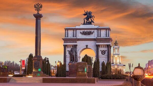 🕯️ Цугларсан иргэд дэнлүү асааж, Бид 2024 оны 8-р сарын 6-ныг мартахгүй хэмээх үгс болон хохирогчдыг бэлгэдсэн цаасан тогоруу дүрсээр хүндэтгэл үзүүлэв - Sputnik Монгол Улс