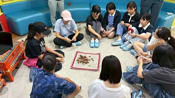 🎨Сурагчид Монголд улсад зочлох үеэрээ нийслэлийн 149 дүгээр сургууль дээр өөрсдийн зурсан зургийн үзэсгэлэнг гаргаж, зургаа тайлбарлан Монгол сурагчидтай нэг өдрийг өнгөрүүлэв - Sputnik Монгол Улс