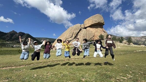 🎨 Анх удаа зохион байгуулсан гар зургийн уралдаанд тус хотын сурагчид идэвхтэй оролцон, шалгарсан 10 сурагч наймдугаар сарын 4-9-ний өдрүүдэд Монгол улсад аялж байна - Sputnik Монгол Улс