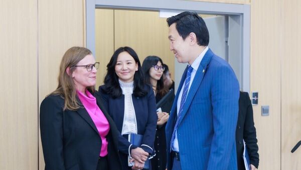 Одоогийн төслүүд ба ирээдүйн хамтын зорилт Одоогоор “Аймаг, сумын бүсчилсэн, ногоон хөгжлийн хөрөнгө оруулалтын хөтөлбөр” болон “Төв Азийн бүс нутгийн эдийн засгийн хамтын ажиллагааны хөтөлбөр” (KAPEK) хэрэгжиж байгаа бөгөөд өнгөрсөн хугацааны алдагдсан боломжийг дүгнэж, илүү Одоогийн төслүүд ба ирээдүйн хамтын зорилт Одоогоор “Аймаг, сумын бүсчилсэн, ногоон хөгжлийн хөрөнгө оруулалтын хөтөлбөр” болон “Төв Азийн бүс нутгийн эдийн засгийн хамтын ажиллагааны хөтөлбөр” (KAPEK) хэрэгжиж байгаа бөгөөд өнгөрсөн хугацааны алдагдсан боломжийг дүгнэж, илүү - Sputnik Монгол Улс