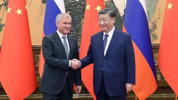 1/2 🇷🇺🤝🇨🇳Ши Жиньпин болон ОХУ-ын Парламентын доод танхимын дарга Вячеслав Володин нар Бээжинд уулзав - Sputnik Монгол Улс