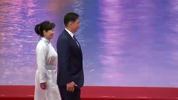🇲🇳🤝🇨🇳Монгол Улсын Ерөнхийлөгч Ухнаагийн Хүрэлсүх гэргийн хамтаар уулзалтанд хүрэлцэн ирж, Хятадын Ерөнхийлөгч Ши Жинпин болон түүний гэргийтэй мэндчилж буй мөч - Sputnik Монгол Улс