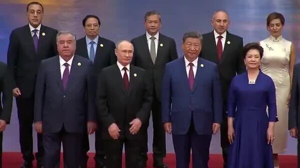 🇨🇳🤳Хятадад болж буй ШХАБ-ын дээд хэмжээний уулзалтад хүрэлцэн ирсэн төрийн тэргүүнүүдийн зураг даруулж буй мөч - Sputnik Монгол Улс