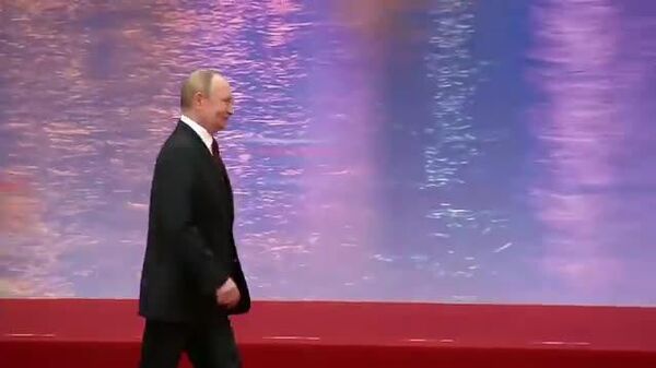 🇷🇺🇨🇳Оросын Ерөнхийлөгч Владимир Путин болон БНХАУ-ын удирдагч Си Жиньпин нар өнөөдөх ШХАБ-ын дээд хэмжээний уулзалтын талбай дээр гар барин мэндчилжээ - Sputnik Монгол Улс