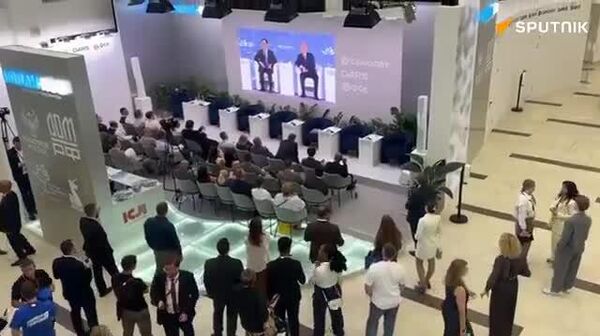 Дорнын эдийн засгийн чуулга уулзалтад оролцогчид нэгдсэн хуралдааныг үзэж байна - Sputnik Монгол Улс