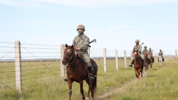 🇲🇳🇨🇳🇷🇺Монгол, БНХАУ, ОХУ “Хил хамгаалалтын хамтын ажиллагаа-2025” нэртэй анхны хамтарсан терроризмтой тэмцэх сургуулилтаа Хятад–Орос–Монголын хил дээр амжилттай зохион байгууллаа - Sputnik Монгол Улс