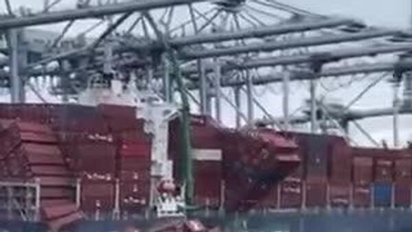 👀Лос-Анжелес хотын Лонг-Бич боомтод 60 гаруй ачааны контейнер хөлөг онгоцноос унажээ - Sputnik Монгол Улс