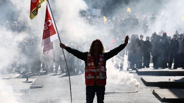 1/2 🇫🇷 Сая сая хүмүүс Францын улс төрийг эсэргүүцэж байна - Sputnik Монгол Улс