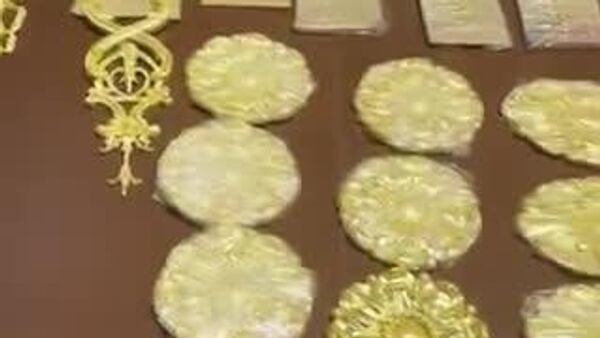 🇺🇸🪙Трамп ажлын өрөөнийхөө алтан эдлэлээ гайхуулж, бичлэг хийж, бүгд л үзэсгэлэнтэйг нь шагшиж, галзуурах шахдаг гэж бичжээ - Sputnik Монгол Улс