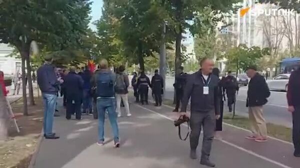 📹🔥 Кишинёв дахь сөрөг хүчний жагсаалын үеэр Украины үндсэрхэг уриаг хашгирсан хүмүүсийг жагсаалаас гаргав - Sputnik Монгол Улс