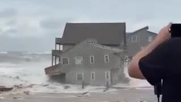 🌊 АНУ-ын Хойд Каролина мужид гэнэтийн хүчтэй далайн давалгааны үеэр далайн эрэг дээрх таван байшин 60 минутын дотор нуржээ - Sputnik Монгол Улс