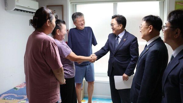 🇰🇷 Солонгосын парламентийн дарга хоёр гараа алдсан монгол иргэнд туслахаа илэрхийллээ - Sputnik Монгол Улс