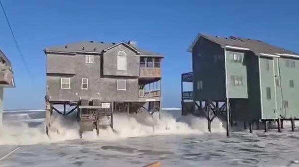 🏚 АНУ-ын Хойд Каролина мужид хар салхины улмаас ес дэх байшин нуржээ - Sputnik Монгол Улс