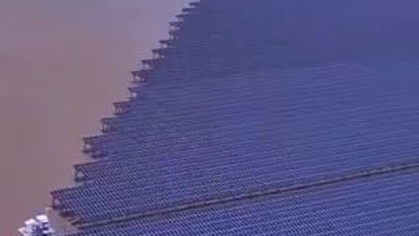 🇨🇳🛰️Хятадад газар тариалангийн талбайг эзлэхгүйн тулд усан дээр баригдсан нарны цахилгаан станцыг харуулж байна - Sputnik Монгол Улс