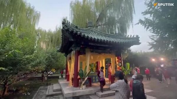 🎆 Баярын уур амьсгал: Бээжин хотынхон намрын дунд сарын баяраа (中秋节)өргөн дэлгэр тэмдэглэж байна - Sputnik Монгол Улс