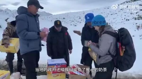 🇨🇳 🏔️Хятадын Төвдийн өөртөө засах орны Эверестийн энгэрт гацсан жуулчдыг аварлаа - Sputnik Монгол Улс