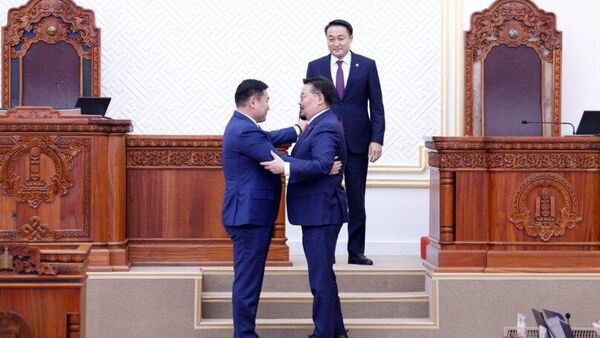 ЧУУЛГАН: Ерөнхий сайдыг огцруулах асуудлыг 16:00 цагаас хэлэлцэнэ - Sputnik Монгол Улс