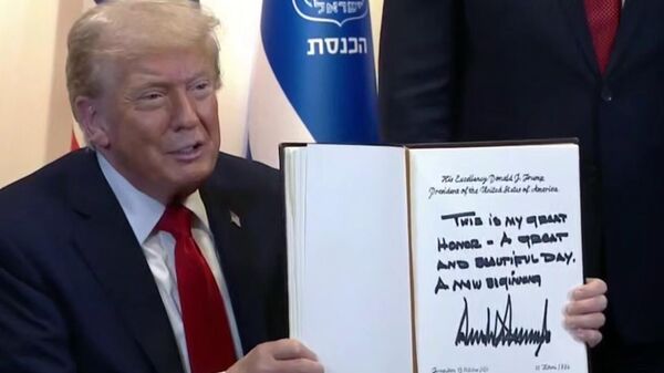 Д.Трамп Израилийн парламентын зочны дэвтэрт гарын үсэг зурж, энэ өдрийг агуу өдөр, шинэ эхлэл гэж нэрлэжээ. - Sputnik Монгол Улс