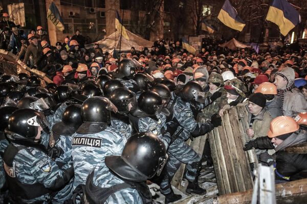 Riot police “Berkut” and anti-government protesters in Maidan square in Kiev, Ukraine - Sputnik Монгол Улс