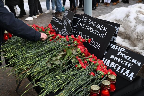 Wreath laying ceremony in aftermath of Lisichansk shelling by Ukraine - Sputnik Монгол Улс