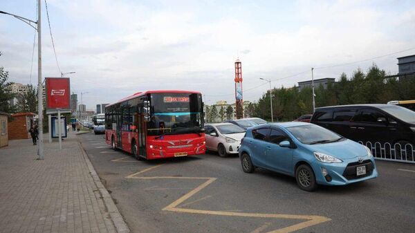 Нисэхийн уулзвараас Тэмээтэй хөшөө хүртэл автобус нэгдүгээр эгнээгээр зорчино - Sputnik Монгол Улс