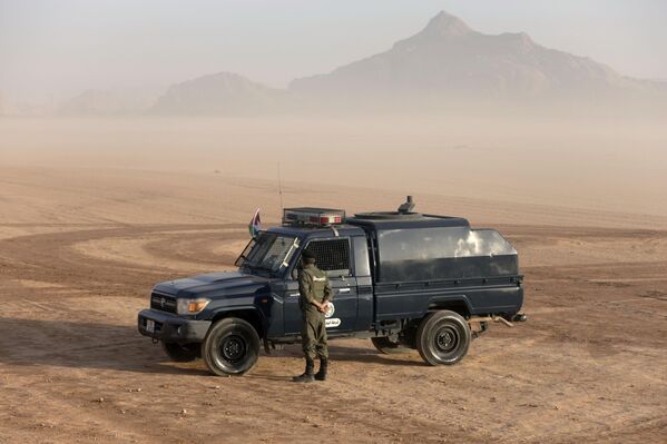 Иорданд “Arab Camel Trophy” тэмээний уралдаанд байгаа цагдаачин болон цагдаагийн машин Иорданд “Arab Camel Trophy” тэмээний уралдаанд байгаа цагдаачин болон цагдаагийн машин - Sputnik Монгол Улс