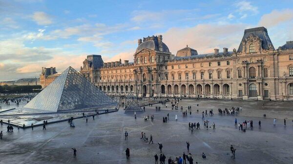 💎Луврын музейн хулгайн хэргээр хоёр сэжигтнийг баривчилжээ - Sputnik Монгол Улс