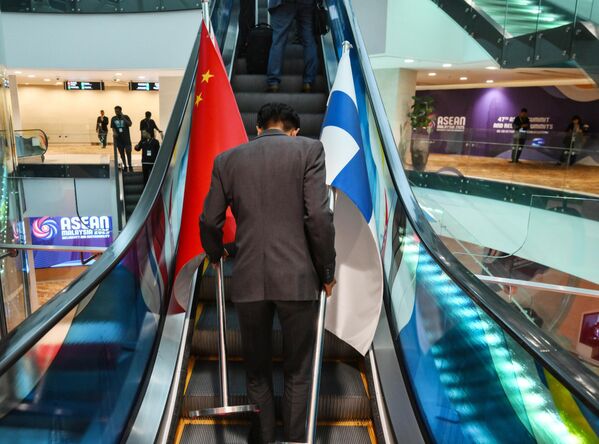 АСЕАН-ы 47 дахь дээд хэмжээний уулзалт болж буй Куала Лумпур дахь Үзэсгэлэнгийн төвд. АСЕАН-ы 47 дахь дээд хэмжээний уулзалт болж буй Куала Лумпур дахь Үзэсгэлэнгийн төвд. - Sputnik Монгол Улс