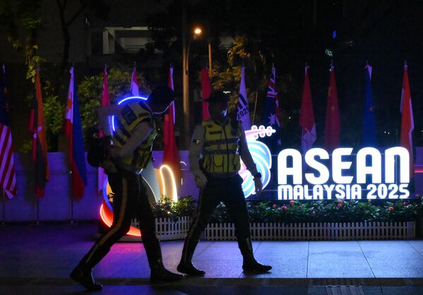 АСЕАН-ы 47 дахь дээд хэмжээний уулзалт болж буй Куала Лумпурын үзэсгэлэнгийн төвд цагдаагийн алба хаагчид. АСЕАН-ы 47 дахь дээд хэмжээний уулзалт болж буй Куала Лумпурын үзэсгэлэнгийн төвд цагдаагийн алба хаагчид. - Sputnik Монгол Улс