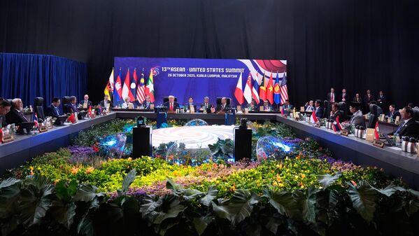 Ерөнхийлөгч Дональд Трамп 2025 оны 10-р сарын 26-ны ням гарагт Малайзын Куала Лумпур хотод болсон АСЕАН-ы дээд хэмжээний уулзалтын ажлын хэсэгт үг хэлж байна. (AP Photo/Mark Schiefelbein) Ерөнхийлөгч Дональд Трамп 2025 оны 10-р сарын 26-ны ням гарагт Малайзын Куала Лумпур хотод болсон АСЕАН-ы дээд хэмжээний уулзалтын ажлын хэсэгт үг хэлж байна. (AP Photo/Mark Schiefelbein) - Sputnik Монгол Улс