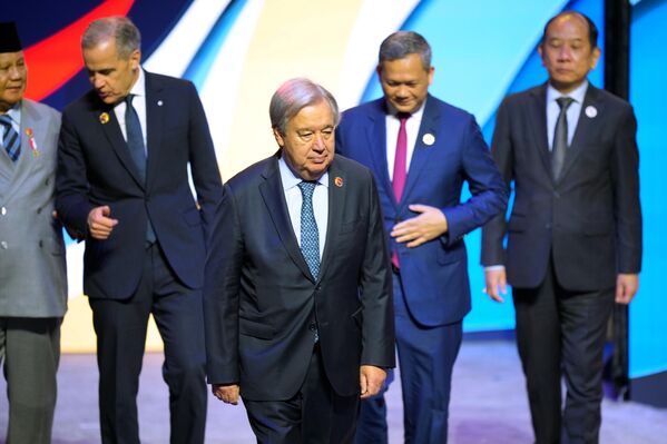 НҮБ-ын Ерөнхий нарийн бичгийн дарга Антонио Гутерриш (төвд нь) 2025 оны 10-р сарын 26-ны ням гарагт Малайзын Куала Лумпур хотод болсон АСЕАН-ы 47 дахь дээд хэмжээний уулзалтын нээлтийн ёслолын үеэр алхаж байна. (AP Photo/Vincent Thian) НҮБ-ын Ерөнхий нарийн бичгийн дарга Антонио Гутерриш (төвд нь) 2025 оны 10-р сарын 26-ны ням гарагт Малайзын Куала Лумпур хотод болсон АСЕАН-ы 47 дахь дээд хэмжээний уулзалтын нээлтийн ёслолын үеэр алхаж байна. (AP Photo/Vincent Thian) - Sputnik Монгол Улс