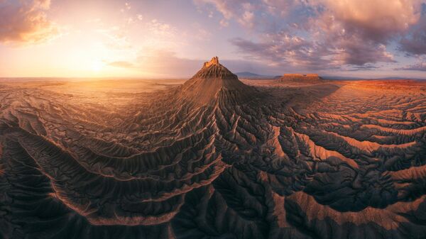 16 дахь удаагийн EPSON International Pano Awards гардуулах ёслолын RAW Planet шагналын эзэн Даниел Вине Гарсиагийн (Daniel Viñé Garcia) Карст хөндийн дээгүүр нар мандах Sunrise over Karst Valleys гэрэл зураг. - Sputnik Монгол Улс