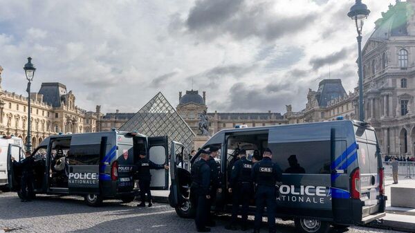 🇫🇷 💎Францын эрх баригчид Луврын хулгайн хэрэгт 5 хүнийг нэмэлтээр саатуулжээ - Sputnik Монгол Улс