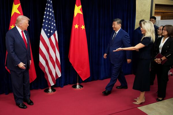 ПУСАН, ӨМНӨД СОЛОНГОС - 10-Р САРЫН 30: АНУ-ын Ерөнхийлөгч Дональд Трамп 2025 оны 10-р сарын 30-нд Өмнөд Солонгосын Пусан хотын Гимхэ агаарын баазад хоёр талын уулзалтын өмнө Хятадын дарга Ши Жиньпинтэй уулзаж байна. Трамп хоёр улсын хооронд хэдэн сарын турш хурцадмал байдал нэмэгдэж байгаагийн дараа хоёр дахь бүрэн эрхийнхээ хугацаанд албан тушаалаа авснаас хойш Ши Жиньпинтэй анх удаа уулзаж байна. (Зураг: Andrew Harnik/Getty Images) ПУСАН, ӨМНӨД СОЛОНГОС - 10-Р САРЫН 30: АНУ-ын Ерөнхийлөгч Дональд Трамп 2025 оны 10-р сарын 30-нд Өмнөд Солонгосын Пусан хотын Гимхэ агаарын баазад хоёр талын уулзалтын өмнө Хятадын дарга Ши Жиньпинтэй уулзаж байна. Трамп хоёр улсын хооронд хэдэн сарын турш хурцадмал байдал нэмэгдэж байгаагийн дараа хоёр дахь бүрэн эрхийнхээ хугацаанд албан тушаалаа авснаас хойш Ши Жиньпинтэй анх удаа уулзаж байна. (Зураг: Andrew Harnik/Getty Images) - Sputnik Монгол Улс