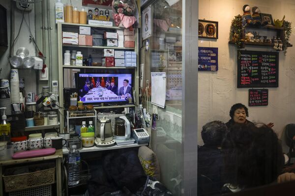 Өмнөд Солонгосын Кёнжү хот - 10-р сарын 30: 2025 оны 10-р сарын 30-нд Өмнөд Солонгосын Кёнжү хотын уламжлалт захын кафед Хятадын удирдагч Ши Жиньпин, АНУ-ын Ерөнхийлөгч Дональд Трамп нарын уулзалтын шууд мэдээг телевизийн дэлгэцээр харуулж байна. АПЕК-ийн 21 эдийн засгийн удирдагч, төлөөлөгчид Өмнөд Солонгост удахгүй болох АПЕК-ийн дээд хэмжээний уулзалтад оролцохоор цугларч байгаа бөгөөд худалдаа, хангамжийн сүлжээний тогтвортой байдал, технологийн хамтын ажиллагааны талаар хэлэлцээ хийх төлөвтэй байна. Энэхүү уулзалтууд нь бүс нутгийн хурцадмал байдал нэмэгдэж, эдийн засгийн интеграцчлалыг нягтруулах замаар өсөлтийг нэмэгдүүлэх хүчин чармайлтын үеэр, мөн АНУ-ын Ерөнхийлөгч Д.Трамп Азиар зургаан өдрийн айлчлал хийж байгаатай холбогдуулан болж байна. (Зураг: Woohae Cho/Getty Images) Өмнөд Солонгосын Кёнжү хот - 10-р сарын 30: 2025 оны 10-р сарын 30-нд Өмнөд Солонгосын Кёнжү хотын уламжлалт захын кафед Хятадын удирдагч Ши Жиньпин, АНУ-ын Ерөнхийлөгч Дональд Трамп нарын уулзалтын шууд мэдээг телевизийн дэлгэцээр харуулж байна. АПЕК-ийн 21 эдийн засгийн удирдагч, төлөөлөгчид Өмнөд Солонгост удахгүй болох АПЕК-ийн дээд хэмжээний уулзалтад оролцохоор цугларч байгаа бөгөөд худалдаа, хангамжийн сүлжээний тогтвортой байдал, технологийн хамтын ажиллагааны талаар хэлэлцээ хийх төлөвтэй байна. Энэхүү уулзалтууд нь бүс нутгийн хурцадмал байдал нэмэгдэж, эдийн засгийн интеграцчлалыг нягтруулах замаар өсөлтийг нэмэгдүүлэх хүчин чармайлтын үеэр, мөн АНУ-ын Ерөнхийлөгч Д.Трамп Азиар зургаан өдрийн айлчлал хийж байгаатай холбогдуулан болж байна. (Зураг: Woohae Cho/Getty Images) - Sputnik Монгол Улс