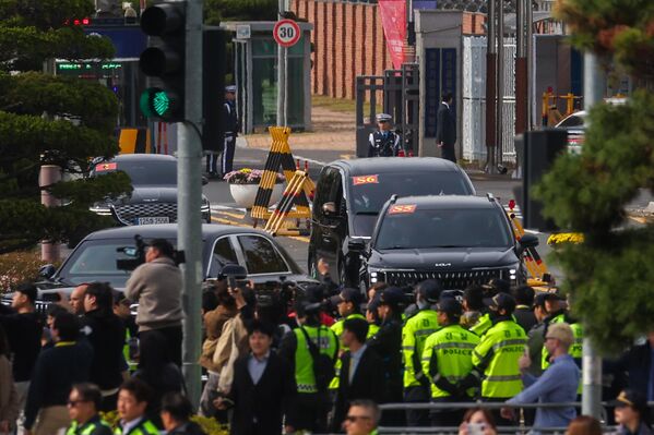Өмнөд Солонгосын Пусан хот - 10-р сарын 30: Хятадын дарга Ши Жиньпинийг тээвэрлэж явсан гэж үзэж буй автомашины цуваа 2025 оны 10-р сарын 30-нд Өмнөд Солонгосын Пусан хотод АНУ-ын Ерөнхийлөгч Дональд Трамптай уулзсаны дараа Пусаны олон улсын нисэх онгоцны буудлаас хөдөлж байна. Тэрээр удахгүй болох АПЕК-ийн чуулга уулзалтад оролцоно. (Зураг: Daniel Ceng/Anadolu via Getty Images) Өмнөд Солонгосын Пусан хот - 10-р сарын 30: Хятадын дарга Ши Жиньпинийг тээвэрлэж явсан гэж үзэж буй автомашины цуваа 2025 оны 10-р сарын 30-нд Өмнөд Солонгосын Пусан хотод АНУ-ын Ерөнхийлөгч Дональд Трамптай уулзсаны дараа Пусаны олон улсын нисэх онгоцны буудлаас хөдөлж байна. Тэрээр удахгүй болох АПЕК-ийн чуулга уулзалтад оролцоно. (Зураг: Daniel Ceng/Anadolu via Getty Images) - Sputnik Монгол Улс