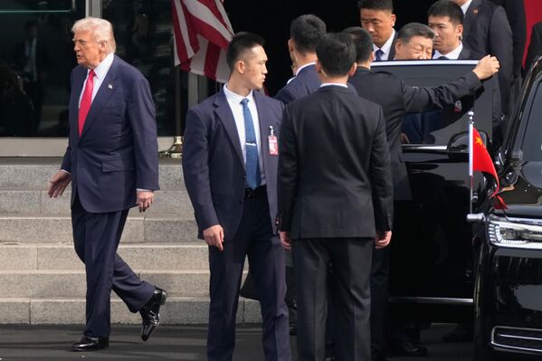 2025 оны 10-р сарын 30-ны Пүрэв гарагт Өмнөд Солонгосын Пусан хотын Гимхэ олон улсын нисэх онгоцны буудалд болсон уулзалтын дараа Хятадын дарга Ши Жиньпин машинд сууж байгаад Ерөнхийлөгч Дональд Трамп (зүүн талд) явж байна. (AP Photo/Mark Schiefelbein) 2025 оны 10-р сарын 30-ны Пүрэв гарагт Өмнөд Солонгосын Пусан хотын Гимхэ олон улсын нисэх онгоцны буудалд болсон уулзалтын дараа Хятадын дарга Ши Жиньпин машинд сууж байгаад Ерөнхийлөгч Дональд Трамп (зүүн талд) явж байна. (AP Photo/Mark Schiefelbein) - Sputnik Монгол Улс