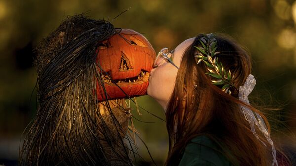 Румын улсын Бухарест хотод болсон Westside Hallo Fes фестиваль дээр хулуу үнсэж байхдаа найздаа зориулж зураг авч байна - Sputnik Монгол Улс