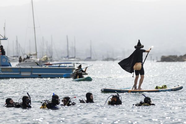МОРРО БЭЙ, КАЛИФОРНИ - 10-р сарын 25: 2025 оны 10-р сарын 25-нд Калифорни мужийн Морро Бэйд болсон жил бүр зохион байгуулагддаг Шулам ба Шидэт Сэлүүрт завины үеэр шумбагч нар хувцастай сэлүүрт завины тамирчныг харж байна. (Зураг: Ruby Wallau/Getty Images) МОРРО БЭЙ, КАЛИФОРНИ - 10-р сарын 25: 2025 оны 10-р сарын 25-нд Калифорни мужийн Морро Бэйд болсон жил бүр зохион байгуулагддаг Шулам ба Шидэт Сэлүүрт завины үеэр шумбагч нар хувцастай сэлүүрт завины тамирчныг харж байна. (Зураг: Ruby Wallau/Getty Images) - Sputnik Монгол Улс