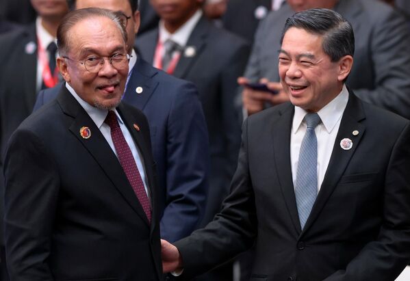 Малайзын Ерөнхий сайд Анвар Ибрахим 2025 оны 10-р сарын 26-нд Малайзын Куала Лумпурт болж буй АСЕАН-ы Япон улсын дээд хэмжээний 28-р уулзалтын үеэр хариу үйлдэл үзүүлж байна. (Chalinee Thirasupa/Pol Photo by AP) Малайзын Ерөнхий сайд Анвар Ибрахим 2025 оны 10-р сарын 26-нд Малайзын Куала Лумпурт болж буй АСЕАН-ы Япон улсын дээд хэмжээний 28-р уулзалтын үеэр хариу үйлдэл үзүүлж байна. (Chalinee Thirasupa/Pol Photo by AP) - Sputnik Монгол Улс