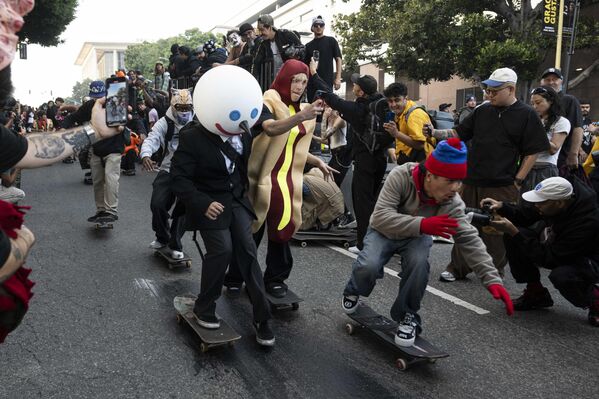 АНУ-ЫН ЛОС АНЖЕЛЕС - 10-Р САРЫН 25: 2025 оны 10-р сарын 25-нд АНУ-ын Лос Анжелес хотын төвд болсон Хэллоуины Hellbomb тэшүүрийн арга хэмжээний үеэр тэшүүрчид уруудаж байна. (Зураг: Jon Putman/Anadolu via Getty Images) АНУ-ЫН ЛОС АНЖЕЛЕС - 10-Р САРЫН 25: 2025 оны 10-р сарын 25-нд АНУ-ын Лос Анжелес хотын төвд болсон Хэллоуины Hellbomb тэшүүрийн арга хэмжээний үеэр тэшүүрчид уруудаж байна. (Зураг: Jon Putman/Anadolu via Getty Images) - Sputnik Монгол Улс