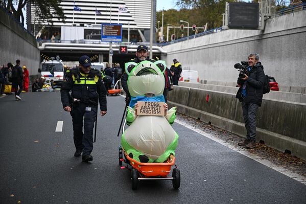 НИДЕРЛАНД, ГААГ - 10-р сарын 28: Extinction Rebellion (XR) хөдөлгөөний идэвхтнүүд үндэсний сонгуулиас нэг өдрийн өмнө Гааг хотын ойролцоох А12 хурдны замын нэг хэсгийг хааж, дараагийн засгийн газраас уур амьсгалын илүү хүчтэй бодлого хэрэгжүүлж, 2025 оны 10-р сарын 28-нд Нидерландын өмнөх засаг захиргааны давтагдсан "хуулбарлах" бодлогыг таслан зогсоохыг уриалжээ. Цагдаа нар хэргийн газарт байрлаж, эсэргүүцлийг тарааж, замыг дахин нээхээр ажилласан. (Зураг: Mouneb Taim/Anadolu via Getty Images) НИДЕРЛАНД, ГААГ - 10-р сарын 28: Extinction Rebellion (XR) хөдөлгөөний идэвхтнүүд үндэсний сонгуулиас нэг өдрийн өмнө Гааг хотын ойролцоох А12 хурдны замын нэг хэсгийг хааж, дараагийн засгийн газраас уур амьсгалын илүү хүчтэй бодлого хэрэгжүүлж, 2025 оны 10-р сарын 28-нд Нидерландын өмнөх засаг захиргааны давтагдсан "хуулбарлах" бодлогыг таслан зогсоохыг уриалжээ. Цагдаа нар хэргийн газарт байрлаж, эсэргүүцлийг тарааж, замыг дахин нээхээр ажилласан. (Зураг: Mouneb Taim/Anadolu via Getty Images) - Sputnik Монгол Улс
