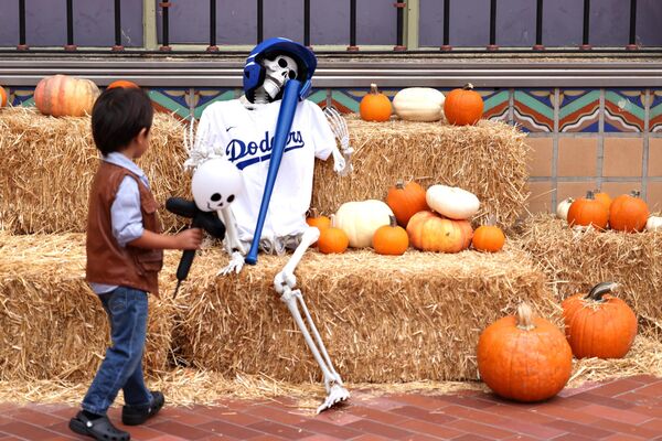 ЛОС АНЖЕЛЕС, КАЛИФОРНИ - 2025 оны 10-р сарын 25 нд -- 3 настай Мило Фариас 2025 оны 10-р сарын 25-нд Лос Анжелес хотын Юнион өртөөнд зохион байгуулагдсан зургаа дахь удаагийн Хэллоуины сэдэвт Бунион өртөөнд "Spooky Betts" нэртэй араг ястай Dodger эргэж байна. Энэхүү арга хэмжээнд бөмбөлөг зураачид, нүүр будалт, "скаррикатура" зураг, заль мэх эсвэл амттан, бүжиг, гар урлал, хувцасны уралдаан оролцов. (Genaro Molina/Лос Анжелес Таймс Getty Images-ээр дамжуулан) ЛОС АНЖЕЛЕС, КАЛИФОРНИ - 2025 оны 10-р сарын 25 нд -- 3 настай Мило Фариас 2025 оны 10-р сарын 25-нд Лос Анжелес хотын Юнион өртөөнд зохион байгуулагдсан зургаа дахь удаагийн Хэллоуины сэдэвт Бунион өртөөнд "Spooky Betts" нэртэй араг ястай Dodger эргэж байна. Энэхүү арга хэмжээнд бөмбөлөг зураачид, нүүр будалт, "скаррикатура" зураг, заль мэх эсвэл амттан, бүжиг, гар урлал, хувцасны уралдаан оролцов. (Genaro Molina/Лос Анжелес Таймс Getty Images-ээр дамжуулан) - Sputnik Монгол Улс