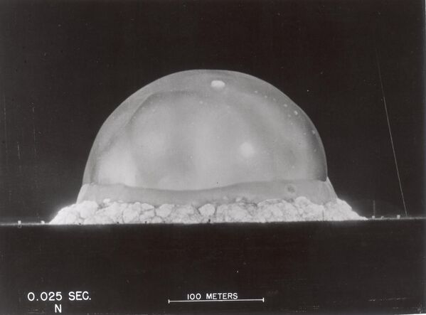 1945 оны орчимд Нью Мексико мужийн Аламогордо дахь Лос Аламос Үндэсний Лабораторид хийгдсэн 'Trinity' гэсэн код нэртэй анхны цөмийн туршилтын '0.025 Sec' гэсэн шошготой зураг. (Fotosearch/Getty Images-ийн авсан зураг). 1945 оны орчимд Нью Мексико мужийн Аламогордо дахь Лос Аламос Үндэсний Лабораторид хийгдсэн 'Trinity' гэсэн код нэртэй анхны цөмийн туршилтын '0.025 Sec' гэсэн шошготой зураг. (Fotosearch/Getty Images-ийн авсан зураг). - Sputnik Монгол Улс