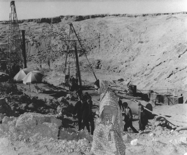 Энэтхэгийн Ерөнхий сайд Индира Ганди 1974 оны 12-р сарын 12-нд Энэтхэгийн Ражастан мужийн Покхран туршилтын талбайд айлчилж байна. Энэ газар нь Энэтхэгийн анхны цөмийн туршилтыг 1974 оны 5-р сарын 18-нд хийсэн бөгөөд "Инээмсэглэсэн Будда" гэсэн нэртэй байжээ. (Энэтхэгийн Засгийн газрын Хэвлэл мэдээллийн товчоо via AP) Энэтхэгийн Ерөнхий сайд Индира Ганди 1974 оны 12-р сарын 12-нд Энэтхэгийн Ражастан мужийн Покхран туршилтын талбайд айлчилж байна. Энэ газар нь Энэтхэгийн анхны цөмийн туршилтыг 1974 оны 5-р сарын 18-нд хийсэн бөгөөд "Инээмсэглэсэн Будда" гэсэн нэртэй байжээ. (Энэтхэгийн Засгийн газрын Хэвлэл мэдээллийн товчоо via AP) - Sputnik Монгол Улс