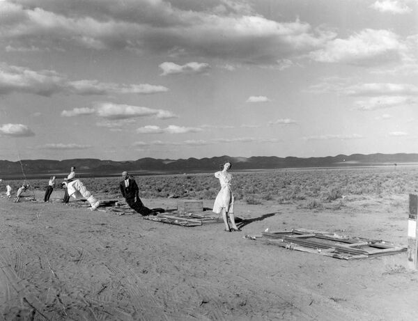 1955 оны 2-р сараас 5-р сарын хооронд Невада мужийн Невадагийн туршилтын талбайд (өмнө нь Невадагийн туршилтын талбай) "Цайны газар" (тухайн үед хэвлэл мэдээллийн хэрэгслээр "Суэ" ажиллагаа гэгддэг байсан) цөмийн бөмбөгийн туршилтын нэг дэлбэрэлтийн үеэр дэлбэрэлтийн цэгээс 7000 футын зайд байрлах манникенуудын эгнээний зураг. Эдгээр манникенуудын заримыг нь нураасан боловч шатаагүй. (PhotoQuest/Getty Images-ийн зураг) 1955 оны 2-р сараас 5-р сарын хооронд Невада мужийн Невадагийн туршилтын талбайд (өмнө нь Невадагийн туршилтын талбай) "Цайны газар" (тухайн үед хэвлэл мэдээллийн хэрэгслээр "Суэ" ажиллагаа гэгддэг байсан) цөмийн бөмбөгийн туршилтын нэг дэлбэрэлтийн үеэр дэлбэрэлтийн цэгээс 7000 футын зайд байрлах манникенуудын эгнээний зураг. Эдгээр манникенуудын заримыг нь нураасан боловч шатаагүй. (PhotoQuest/Getty Images-ийн зураг) - Sputnik Монгол Улс